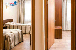 Гостиница Планета Челябинск Двухместный номер с 2 отдельными кроватями и общей ванной комнатой-5