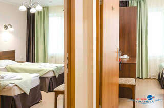 Гостиница Планета Челябинск Двухместный номер с 2 отдельными кроватями и общей ванной комнатой-2