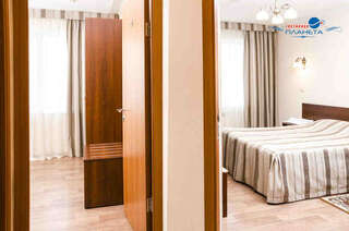 Гостиница Планета Челябинск Двухместный номер с 2 отдельными кроватями и общей ванной комнатой-6