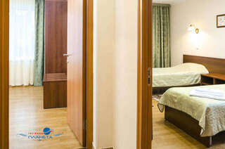 Гостиница Планета Челябинск Двухместный номер с 2 отдельными кроватями и общей ванной комнатой-3